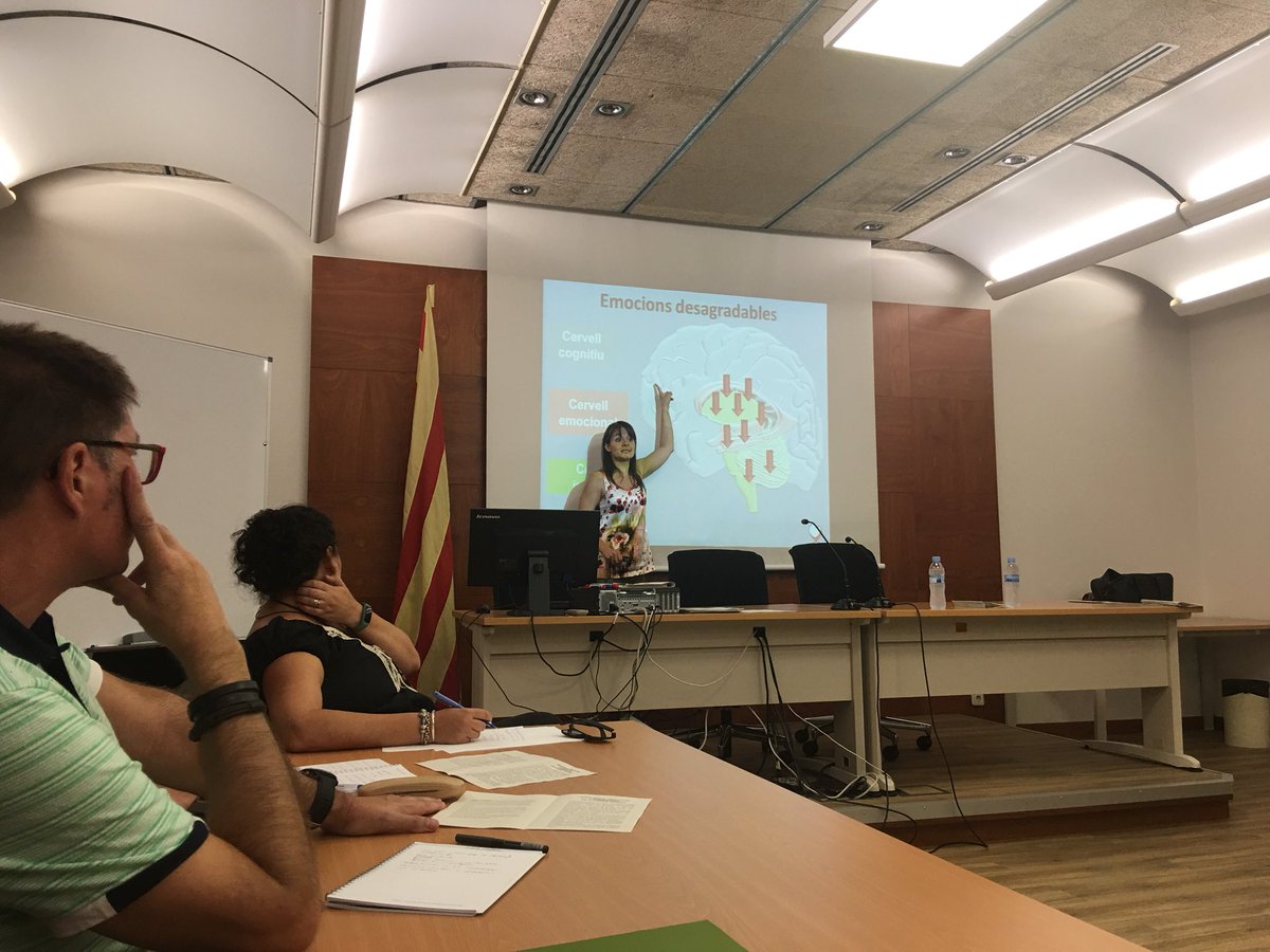 annacomalada's tweet photo. A + @_laiacasas, + cervell 🧠!! Sessió molt profitosa sobre Neurociència i Emoció en l’Aprenentatge de Llengües Estrangeres 👍🏼👍🏼👍🏼 #TTmethodology18 #neuroscience #emotions #efl https://t.co/ydwb7WmmZU