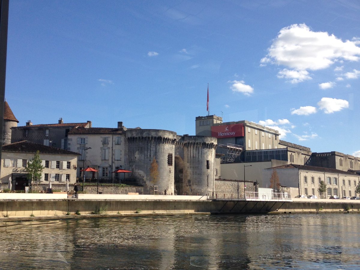 SandrineG03's tweet photo. Ravie de participer aux #estivalescom au siège prestigieux d'Hennessy. @3008lAgence https://t.co/nLWlHnJvim