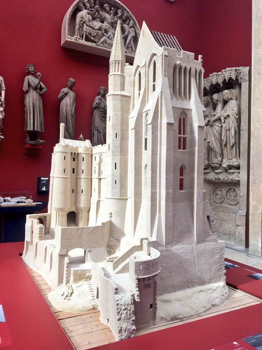 AuroreGallarino's tweet photo. Superbe visite de la @Citedelarchi à l'occasion de la restitution de l'étude état des lieux du numérique dans les monuments nationaux, musées nationaux et archives nationales. Évidemment @leCMN à l'honneur. 👌😉 #cmmin https://t.co/y7unqaf51I