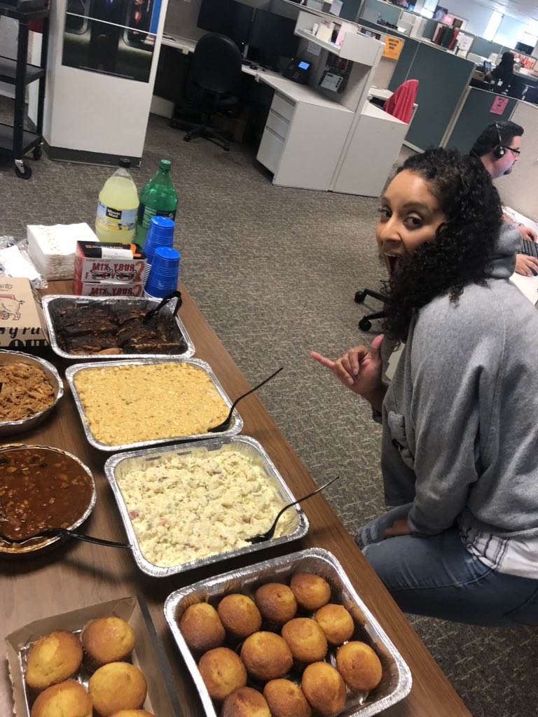 Toyanealy's tweet image. Big shout out to my team, they killed it last month in wireless. Not only did I have everyone participate at 100% but we ended the month at  200% posted!!!!! Thank you all I appreciate your hard work and dedication!! #Teamlunch #BBQ #Wirelessmatters #MIAMI7ROCKS #TUGGLENATION