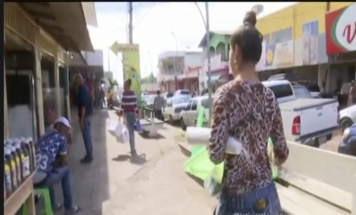 CaraotaDigital's tweet image. Adolescentes venezolanas venden arepas en #Pacaraima para ayudar a su madre bit.ly/2NWVsIA