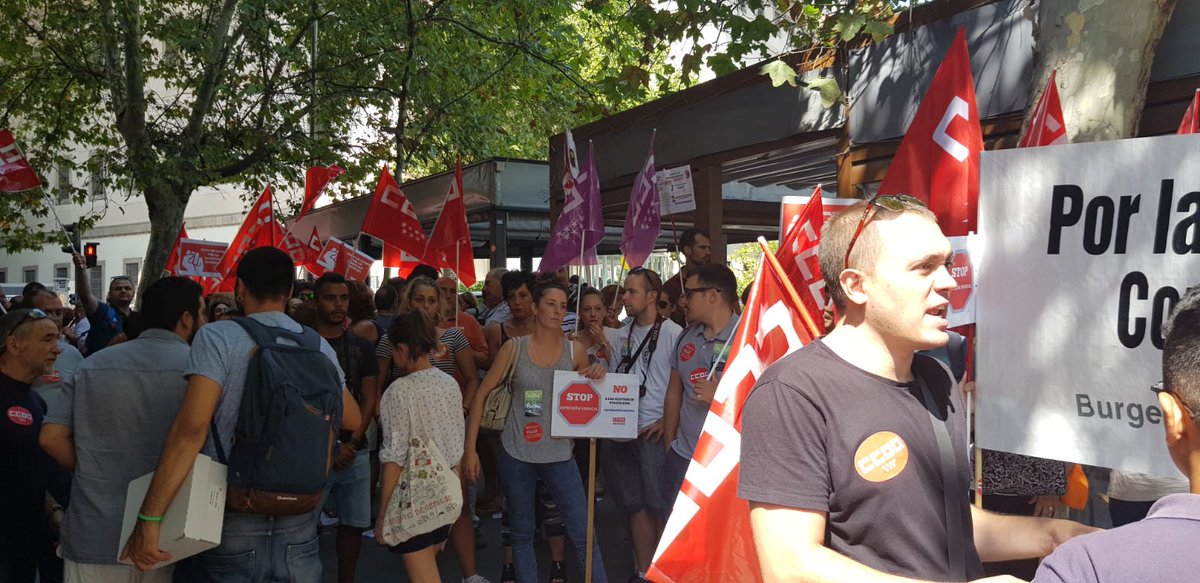 AleSalvadorCCOO's tweet photo. Burger King despide a una tercera sindicalista de @CCOO y el sindicato organiza movilizaciones https://t.co/WXdgRAcc2P 
#ReyDeLaPrecariedad 
#PrecarityKing 
#SindicalistasSinMiedo 
#PrecarityWar https://t.co/V0RJs9VAm0