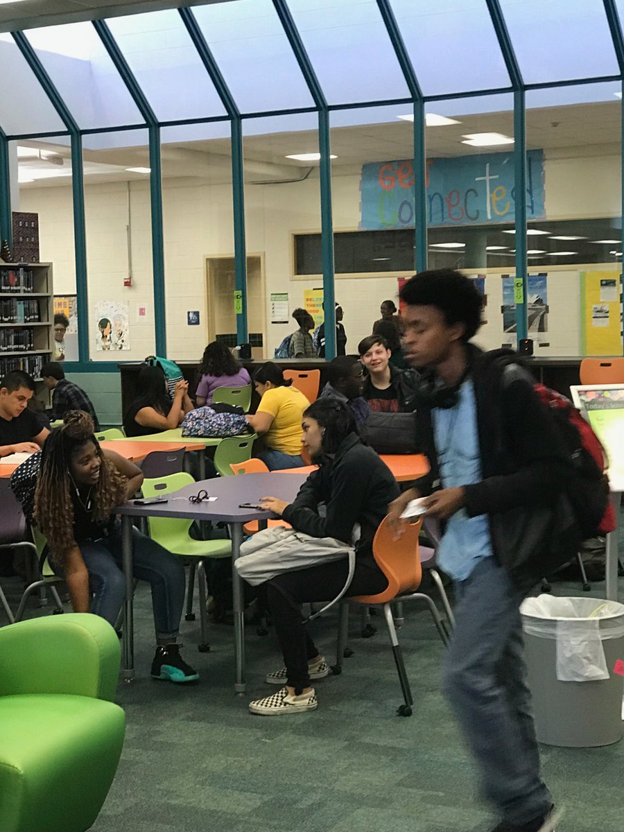 EllisonLibrary1's tweet photo. What a busy Friday morning in the library! π #ownyourlearning #wearekisd #EllisonHS #soarlikeaneagle #librariesrock https://t.co/KNclUWKgIZ
