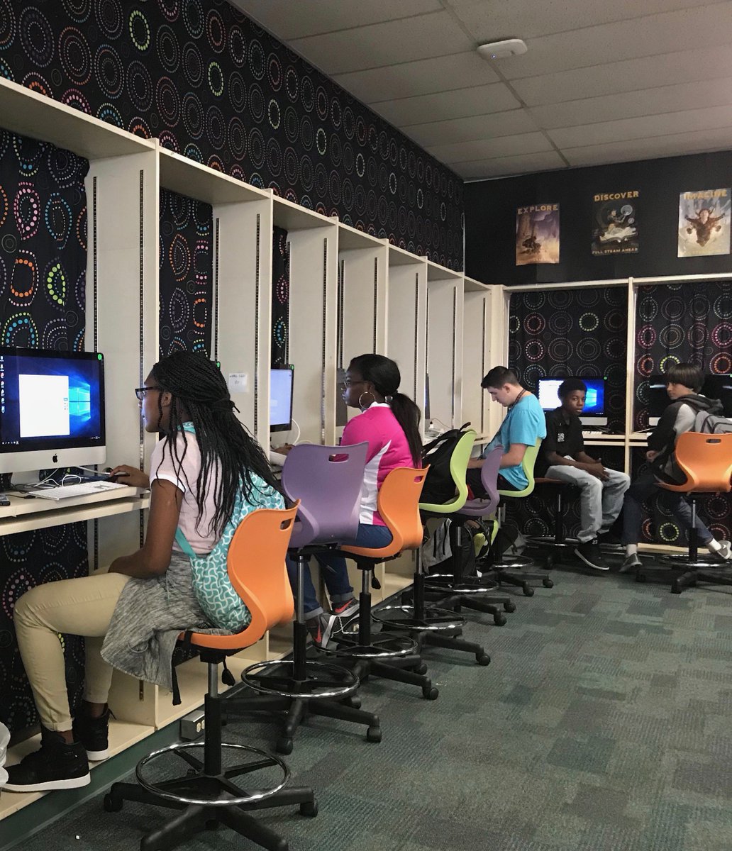 EllisonLibrary1's tweet photo. What a busy Friday morning in the library! π #ownyourlearning #wearekisd #EllisonHS #soarlikeaneagle #librariesrock https://t.co/KNclUWKgIZ