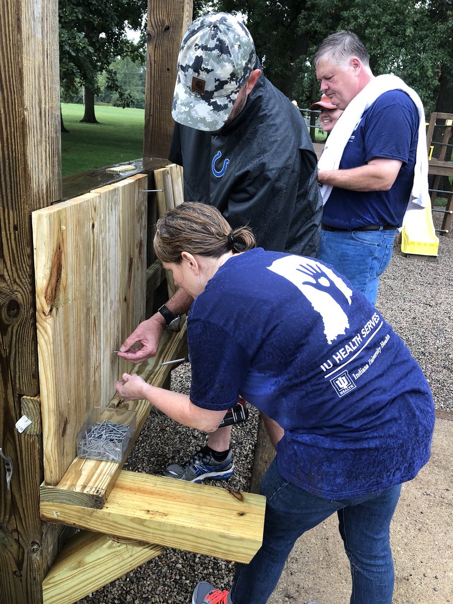 JMHertko's tweet image. Measure once👌Measure again w help of team members🤝 Attach with special powerful tools👍SUCCESS! 👏🏼. @IUHealthTeam @IUHealthJay #DaysOfService