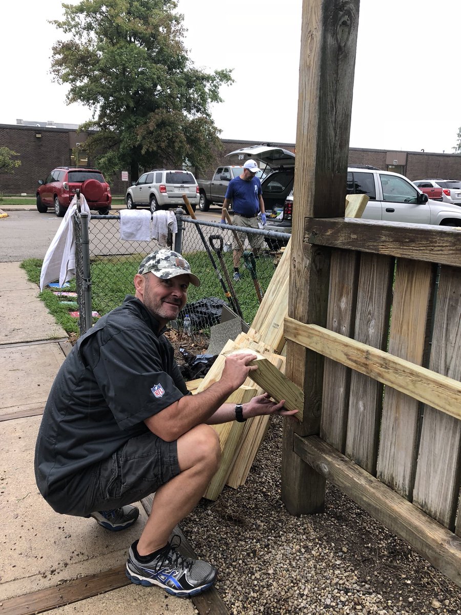 JMHertko's tweet image. Measure once👌Measure again w help of team members🤝 Attach with special powerful tools👍SUCCESS! 👏🏼. @IUHealthTeam @IUHealthJay #DaysOfService