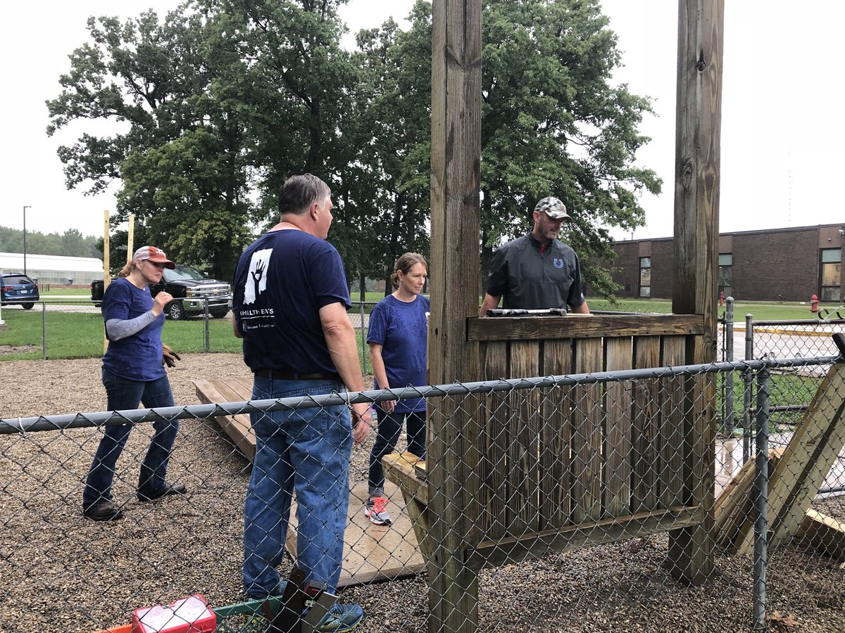 JMHertko's tweet image. Measure once👌Measure again w help of team members🤝 Attach with special powerful tools👍SUCCESS! 👏🏼. @IUHealthTeam @IUHealthJay #DaysOfService