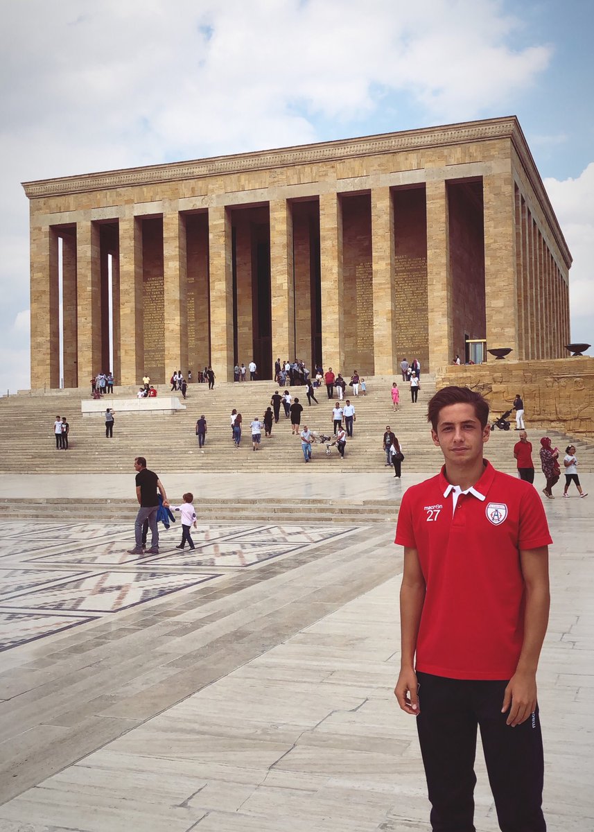 Sevgi,
Saygı,
Minnet
Ve büyük bir özlemle... 🇹🇷