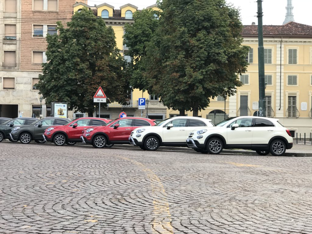 cochesnet's tweet photo. Sigue la ruta italiana de @Gerard_Farre esta vez al volante del nuevo @Fiat_es 500X por las calles de Turín. https://t.co/BdQvSXEzSA