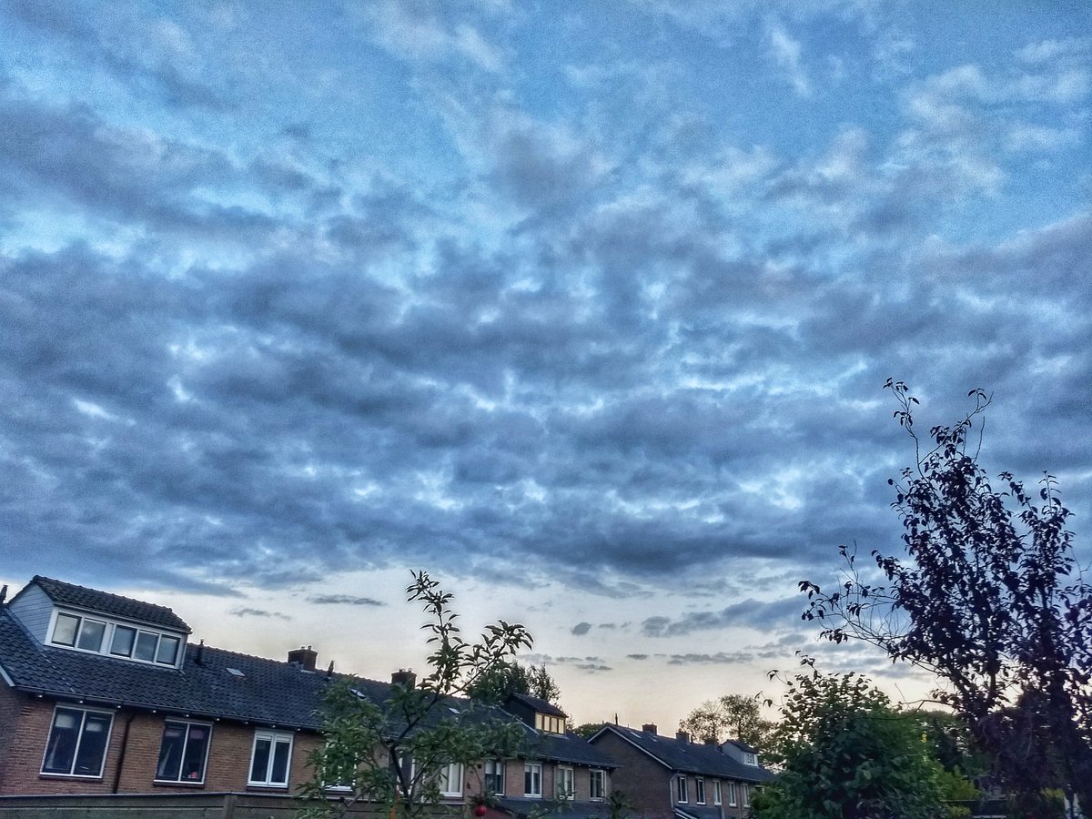 Bye bye Friday! #photography #instaphotography #instaphoto #sunset #zonsondergang #sunset_madness #sunset_pics #sunset🌅  #skyporn  #blueskies #clouds #cloudporn #wolken #bluehour #blauweuurtje #500pxrtg