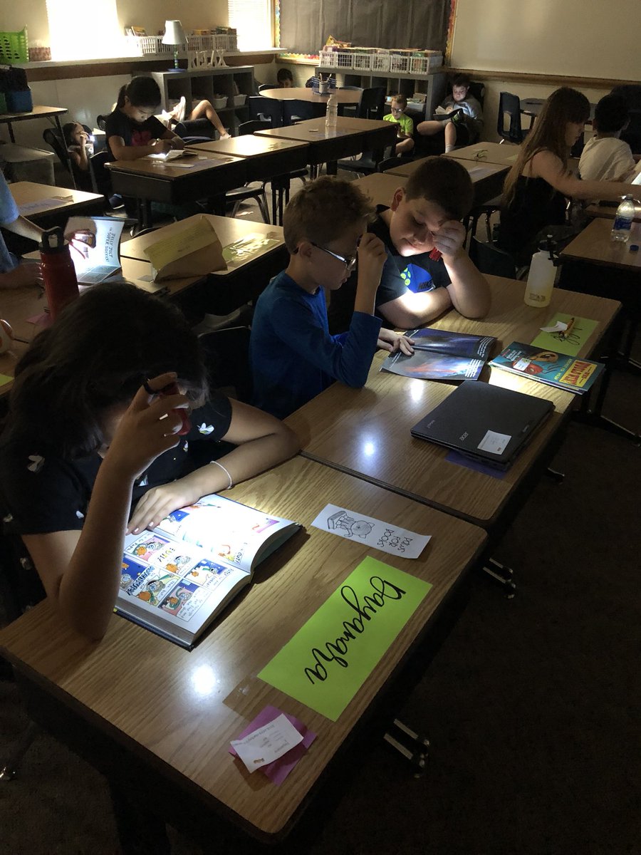VHarkey3's tweet photo. Loving our first week of school❤️#flashlightfriday #BeMoreAwesome @EVEagles https://t.co/7Ied4IetMr