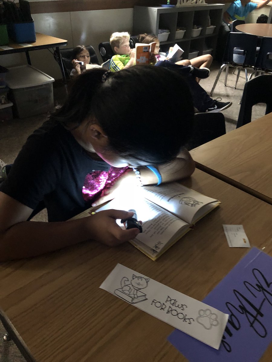 VHarkey3's tweet photo. Loving our first week of school❤️#flashlightfriday #BeMoreAwesome @EVEagles https://t.co/7Ied4IetMr