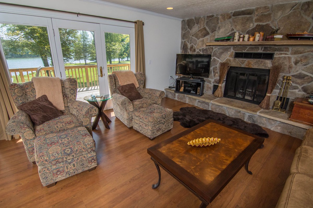 RaileyRealty's tweet photo. #FreshListingFriday is 29 Poland Lane!! This adorable Lakefront home features 200' of frontage, a renovated main level, attached and detached garages, and a gently sloped yard!
View more information and photos here >> https://t.co/04HM43o57U
#deepcreeklake #realestate https://t.co/RCnvvF3sUe