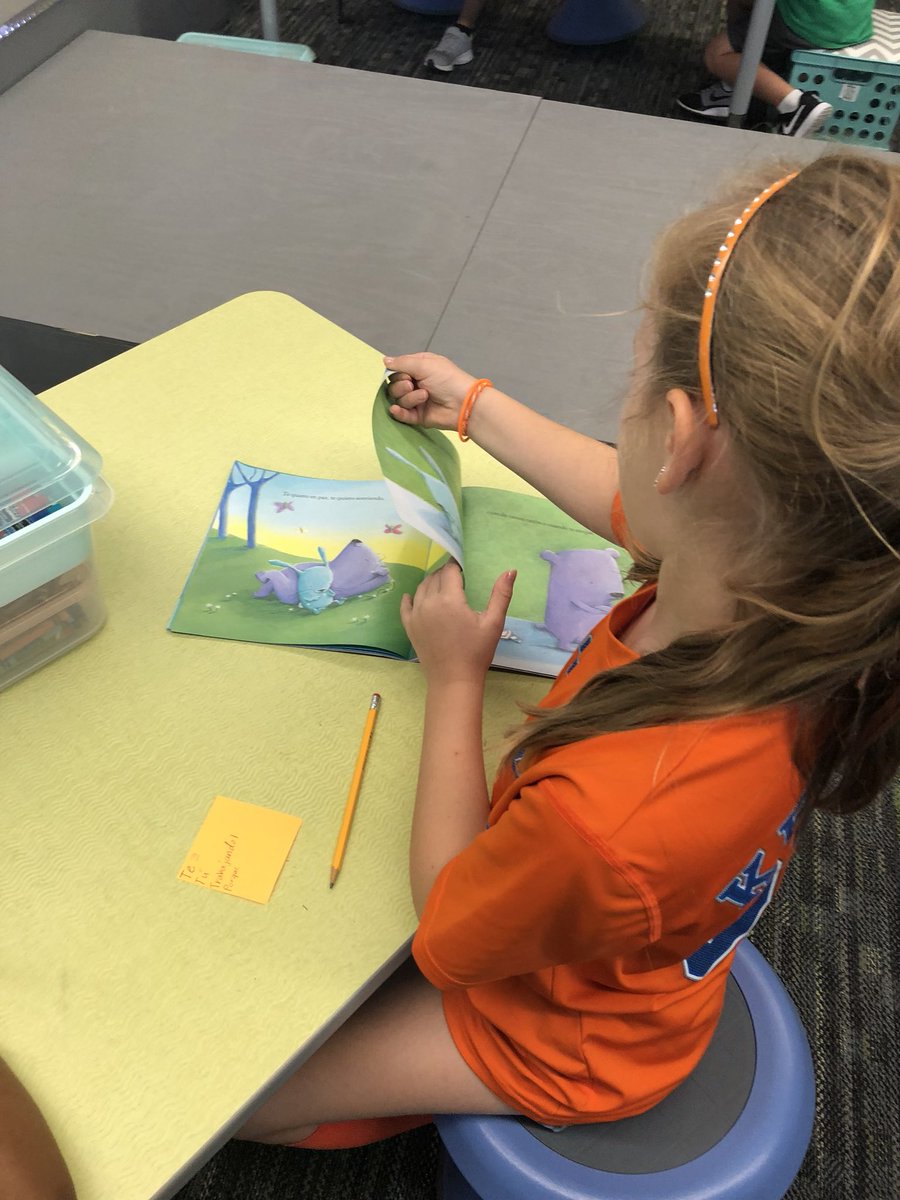 MrsMViana's tweet photo. #EverydayEditing (Edición Diaria) “Invitation to Collect” Carefully hunting for examples of capitalization in our Spanish book collection. #wearegroves #IAmHumble #weareintentional @writeguyjeff @JulieRoederAFL @HumbleISD_ESL @HumbleISD_CI https://t.co/Wc4dGC2WHw
