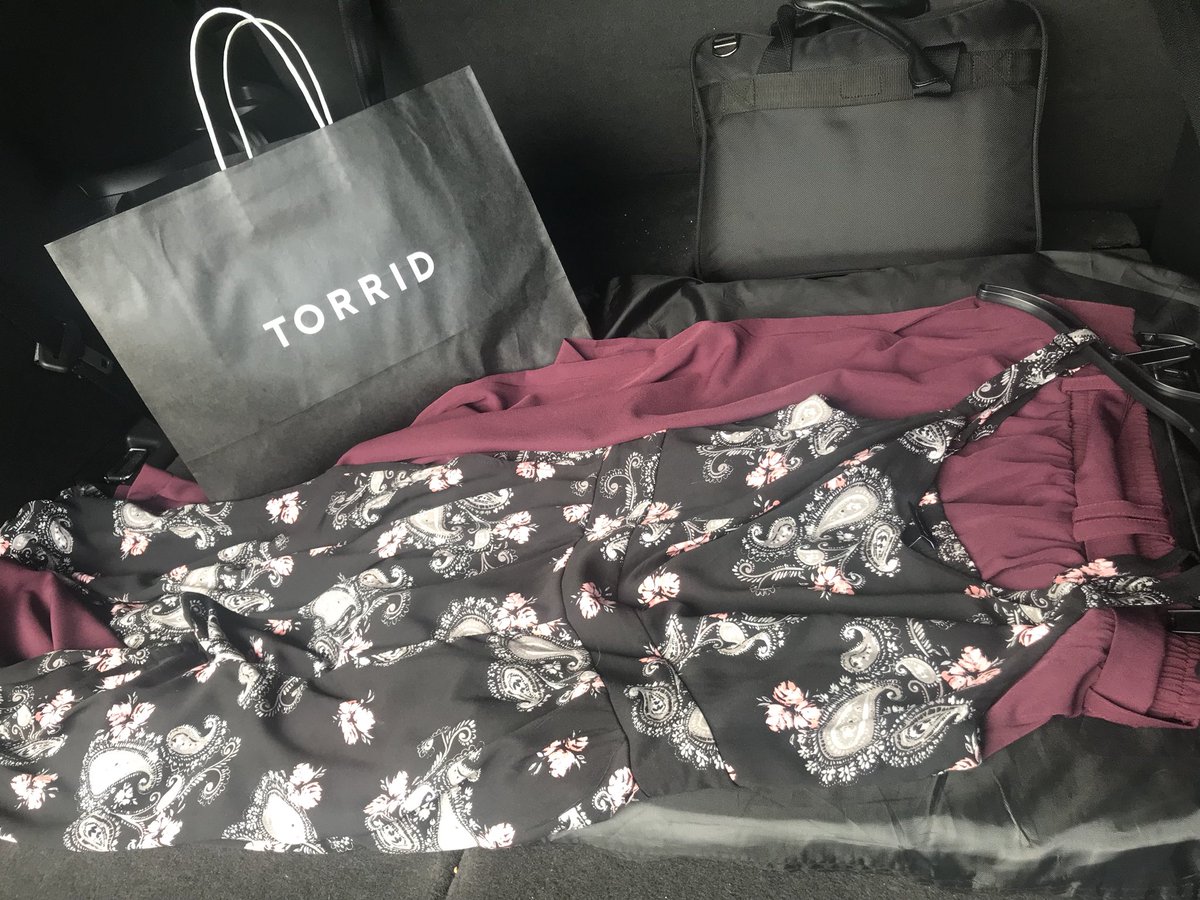 ConfidentlyCorp's tweet photo. Shout out to Nicole @TorridFashion in @WoodlandsMall for the incredible #CustomerService! She hand selected great #fallfashion items + steamed my clothes. #curvywoman #torridfashion #FashionFriday #bloggerstyle #houstonblog #confidentlycorporate #corporatefashion #fashionista https://t.co/UNX5pb2jlI