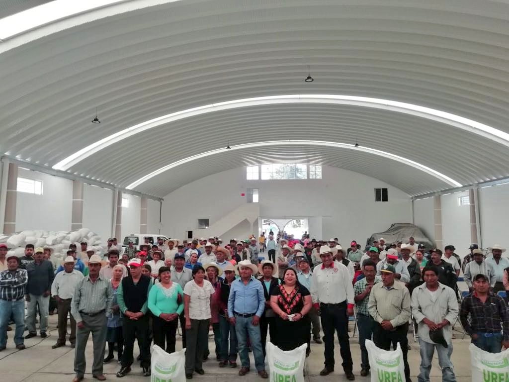 MaritzaMarinM's tweet photo. Con el respaldo @CNC_CEN que encabeza nuestro líder nacional Dip Fed @hernandezderas hicimos entrega de #PIMAF a productores del municipio #Soltepec junto @Chalon_Ramos y #OscarBarco. Agradezco al delegado @SagarpaPue #GermánBarnard por su disposición y trabajo en conjunto. https://t.co/ALSB9hjlx7