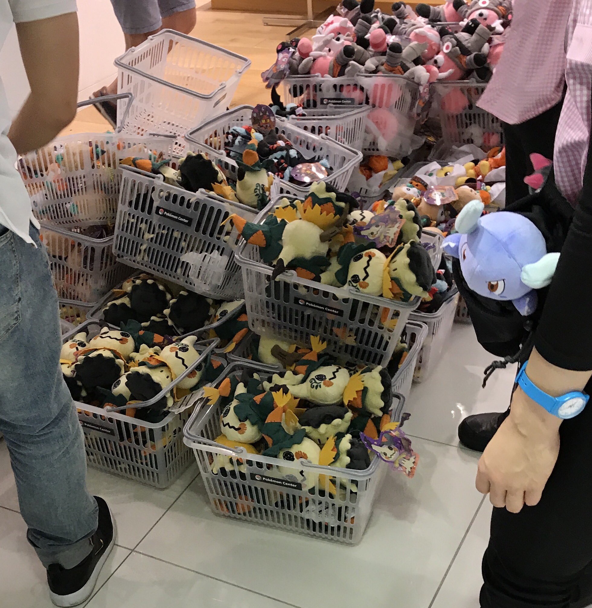 きょんすけ ポケモンセンター梅田 転売屋 去年のハロウィングッズの時の画像です 今年は気持ちよく買い物がしたいですね 笑 T Co Huqz5oft7d Twitter