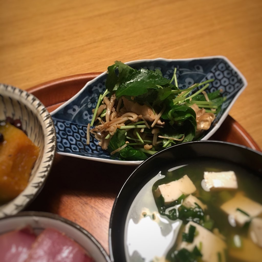 寿木けい 焼きキノコと三つ葉のぽん酢和え えのき しいたけ しめじをフライパンに並べ ろく助の塩を振る 中火で焼いて しんなりしたらひっくり返す 少しくらいなら焦げてもいい 食べやすく切った三つ葉 と合わせ ぽん酢で和える 三つ葉とキノコの 寿木けい 焼きキノコと三つ葉のぽん酢和え えのき しいたけ しめじをフライパンに並べ ろく助の塩を振る 中火で焼いて しんなりしたらひっくり返す 少しくらいなら焦げてもいい 食べやすく切った三つ葉 と合わせ ぽん酢で和える 三つ葉とキノコの