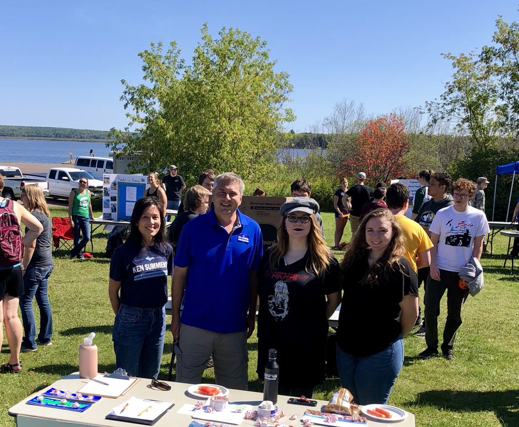 KennethCSummers's tweet photo. Today, I spent some time talking to @michigantech students. Hearing their concerns and talking about the issues that are important to them. #MI110 #Volunteer #Intern https://t.co/k3AfEcNyHw