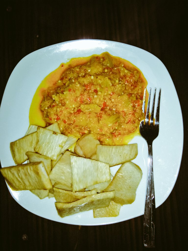 czarohm's tweet photo. There's a saying that if you find yourself in a strange land try and understand their food, culture and tradition. Fried Yam and Garden egg sauce, #Gbagi #Abuja #DairyofaBachelor https://t.co/ZtFMbfXT16