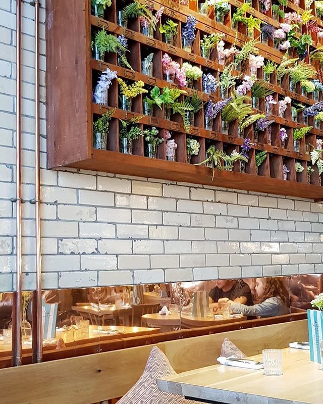 ElsaEats's tweet photo. I've been a bit quiet on the blog and on social media in general. I've been taking time out to spend with family and friends. Slowly getting back to the blog, but for now enjoy the interior inside @albertsschloss.
#interiorinspo #plants #copperinterior … https://t.co/TwtGrdpJwh https://t.co/htqZDrNxVR