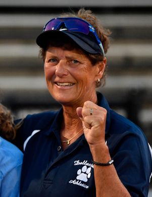 USAFieldHockey's tweet photo. Jeri Myers didn't want Thursday night to be a big deal. Then her players surprised her with matching t-shirts reading, "500 wins, tradition never graduates." Congratulations on your 500th win, coach Myers! https://t.co/kzIHtQqw18 https://t.co/6CUTnYY5i5