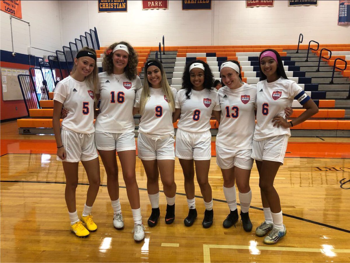 LHSGS2017's tweet photo. Presenting the 2018 LHS girls soccer varsity team! 🧡💙⚽️🐏 https://t.co/lVEsp6qwO7
