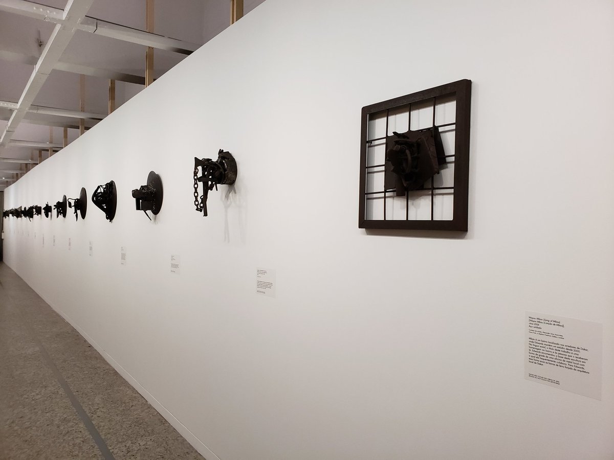 Exposição #melvinedwards mostra que o ferro só pode ser fundido com muito calor e a custas de muito atrito. Algo em alusão ao tratamento dado aos escravos... triste mas ao mesmo tempo interessante de se ver /tanomasp/