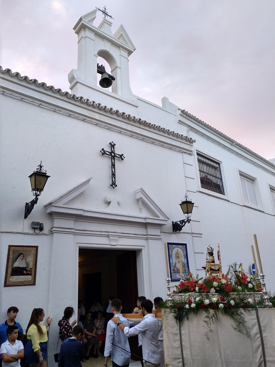 El Divino Lucero avanza por el Convento en la Ofrenda de Nardos
