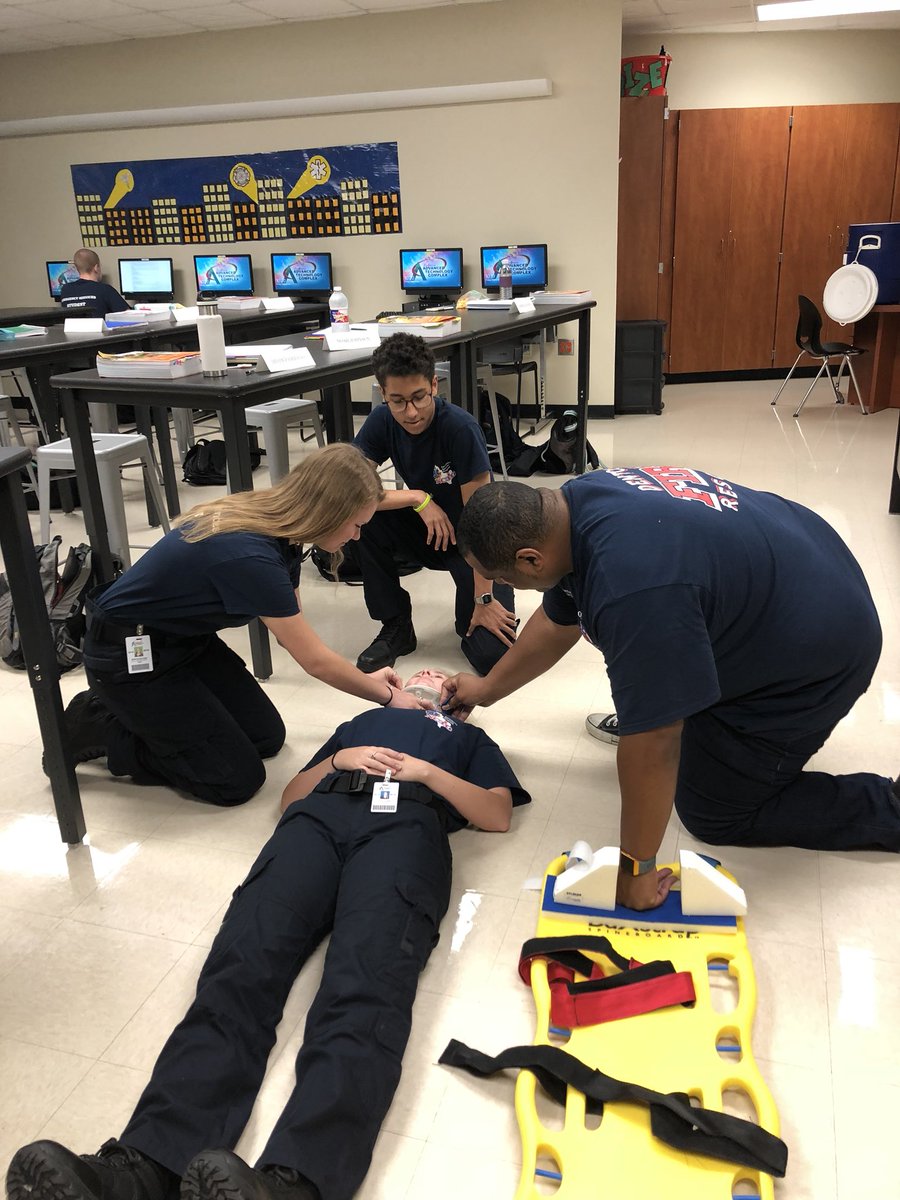EMT_ATC's tweet image. EMT class learning how to use a spine board and lifting properly! @dentonisd @DentonATC @ctedentonisd #emtclass #ems #futureemt #DentonISDdelivers