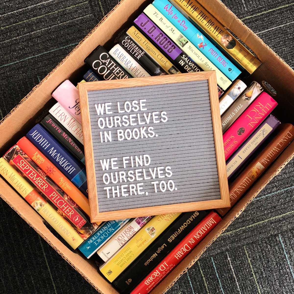 CapeLibrary's tweet image. Our fall book sale—aka a book lover’s dream—starts TONIGHT. Find a great book {and maybe even yourself} for a buck or less. *Epiphanies not guaranteed. 
•
•
•
#booksale #cheapbooks #books #readbooks #capegirardeau #feltboardfriday #librariesofinstagram #bookstagram