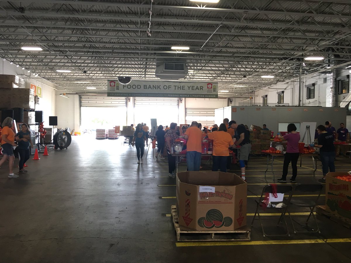 andrewtnovak's tweet photo. Great way to start the weekend — volunteering with @ACRFoodbank #OPORANGE w/ @Jayne_Malloy & @amandann89 https://t.co/UdIf7qEia4