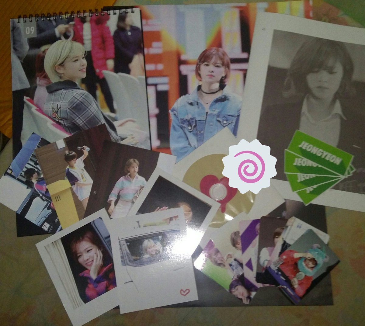 fancy_sab's tweet photo. Me: Lowkey praying that Jeongyeon fansites only release 1 seasons greeting for next year bc I'm broke AF.
Also Me: THERE ARE TWO JEONGYEON SEASONS GREETINGS SHUT UP AND TAKE MY MONEY
#ONCELife #LovePaint #Uncanny #2018SG https://t.co/6KmYabYttn