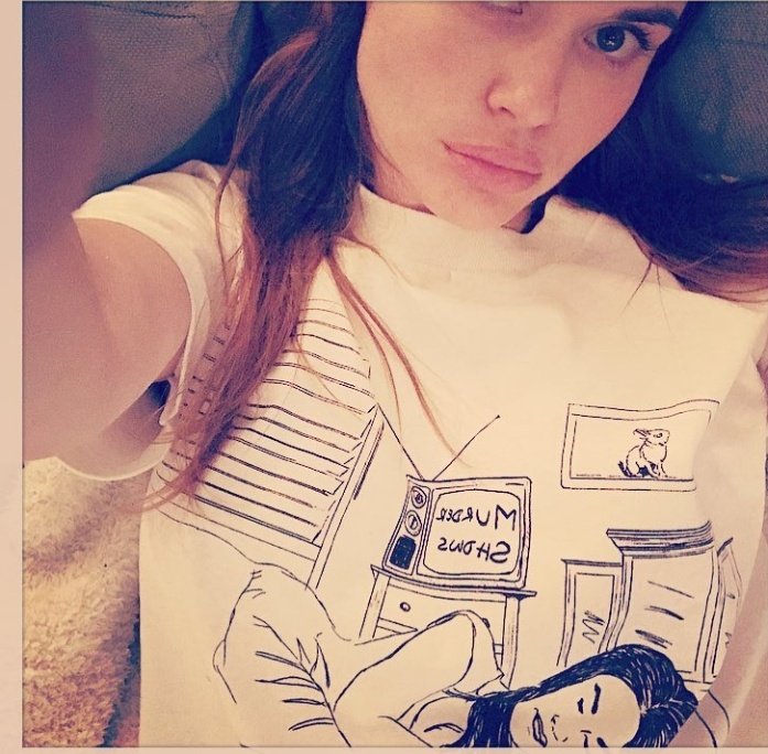 AWildlingWay's tweet image. "Resting in the bed, just with a shirt on. I needed the rest. Here's what you Earthlings call a selfie."