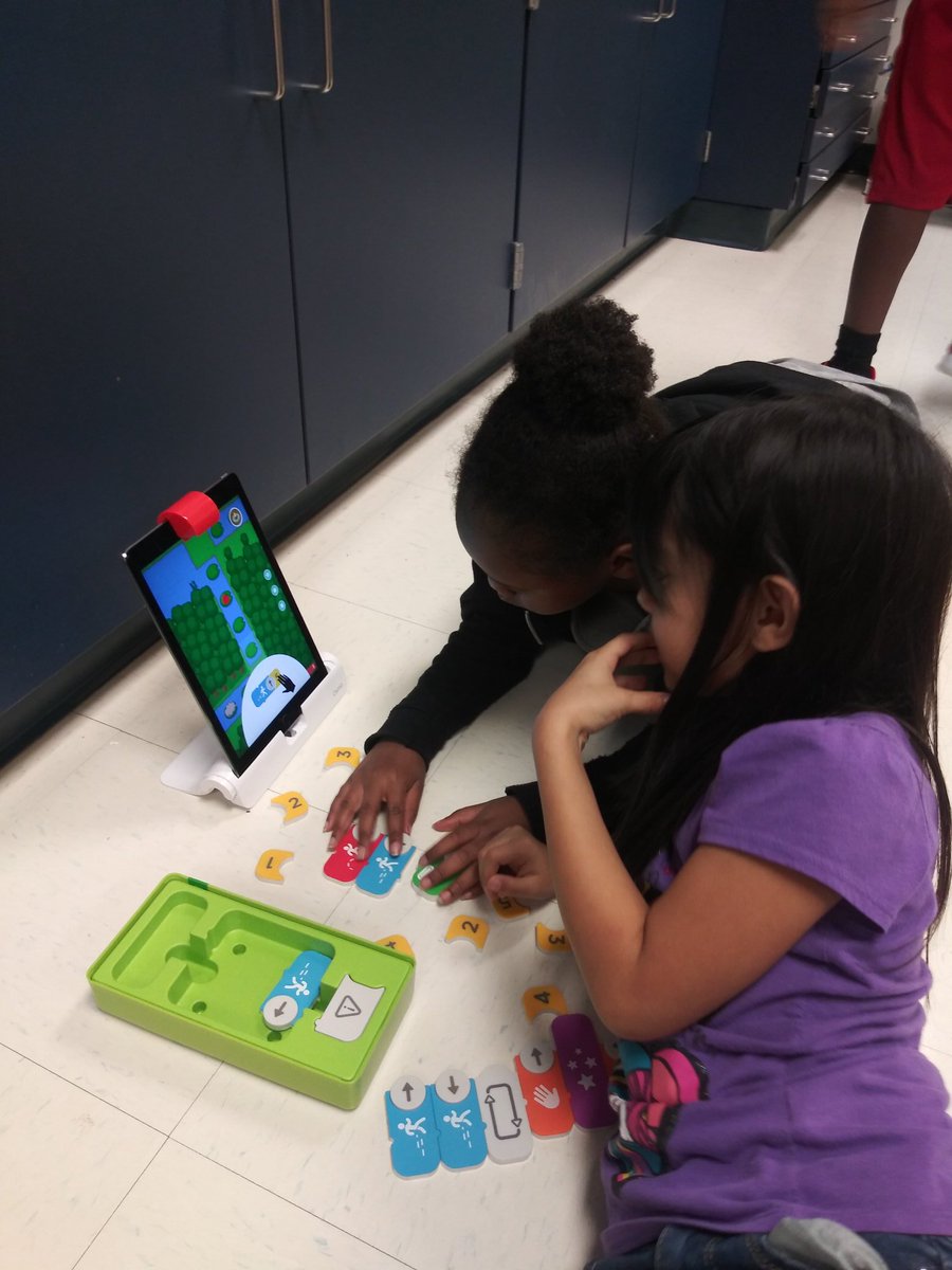 GodwinMonica's tweet image. Coding fun on Friday! #codingjam #codingwithaubi #scratchjr @daviscfb
