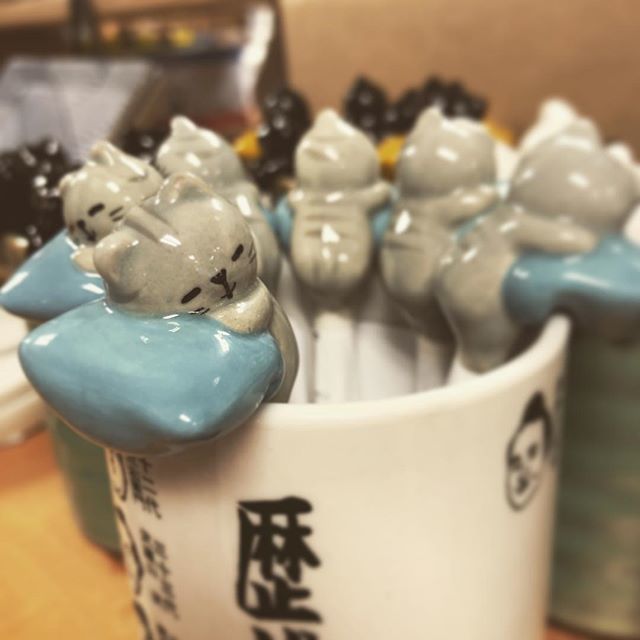 rpeal's tweet image. Shh, their sleeping. . . . . . These kitty tea spoons are a perfect match for any tea set. @miyacompany  @lerouxkitchen #LerouxKitchen #CapeCod #ShopLocal #CapeThings #ShopLocalCapeCod #MyCape #Falmouth #MainStreetFalmouth #CapeCodCooks #CapeCodCooking #… ift.tt/2wQCpIB