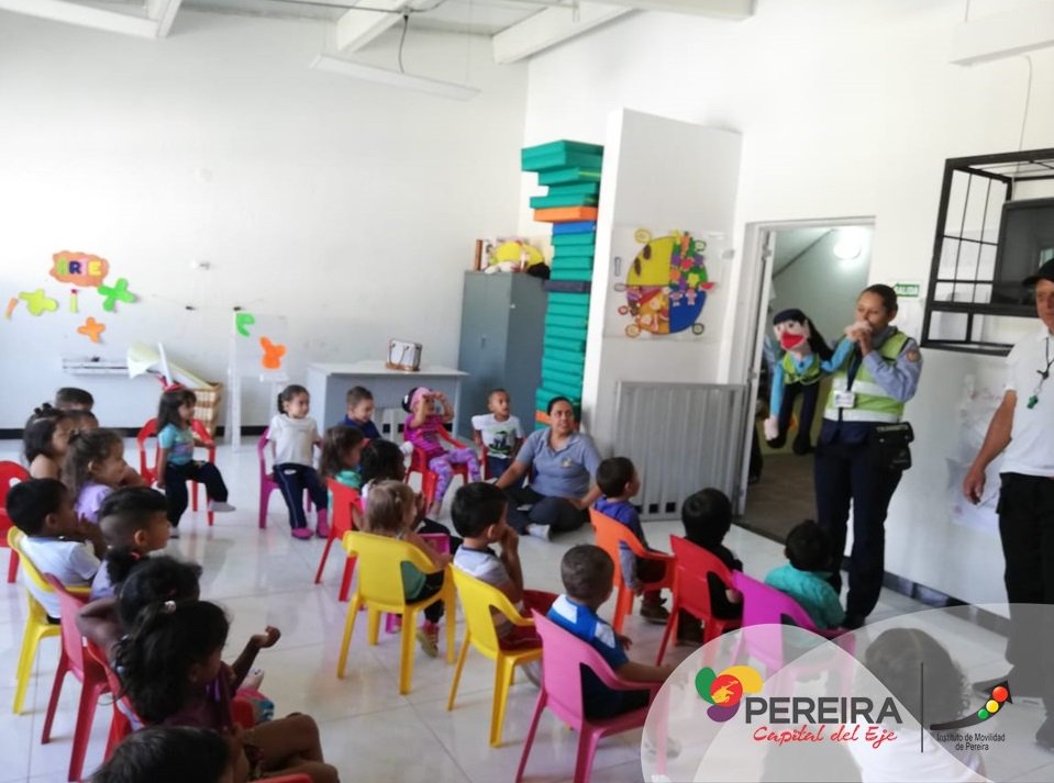 El Grupo de Educación Vial llegó a la Institución Educativa CDI Otún, San Juan, grado párvulos. Con los niños jugamos y aprendimos las señales básicas para peatones. #MovilidadPereira