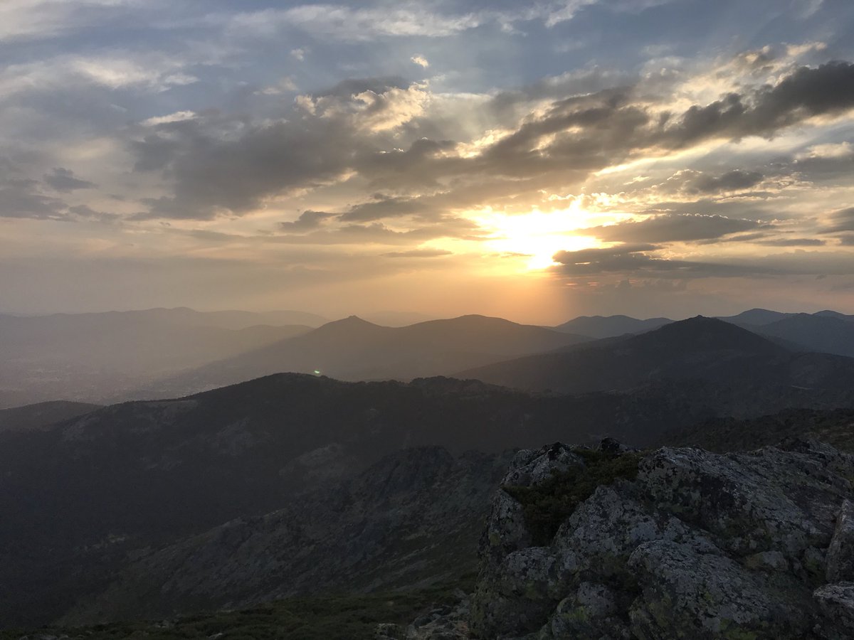 DiarioTES's tweet image. Plan de Viernes post-guardia: 

Ver atardecer en La Maliciosa.

¿Esto vale como #TESenFORMA? 😜
#TESVISIBLE