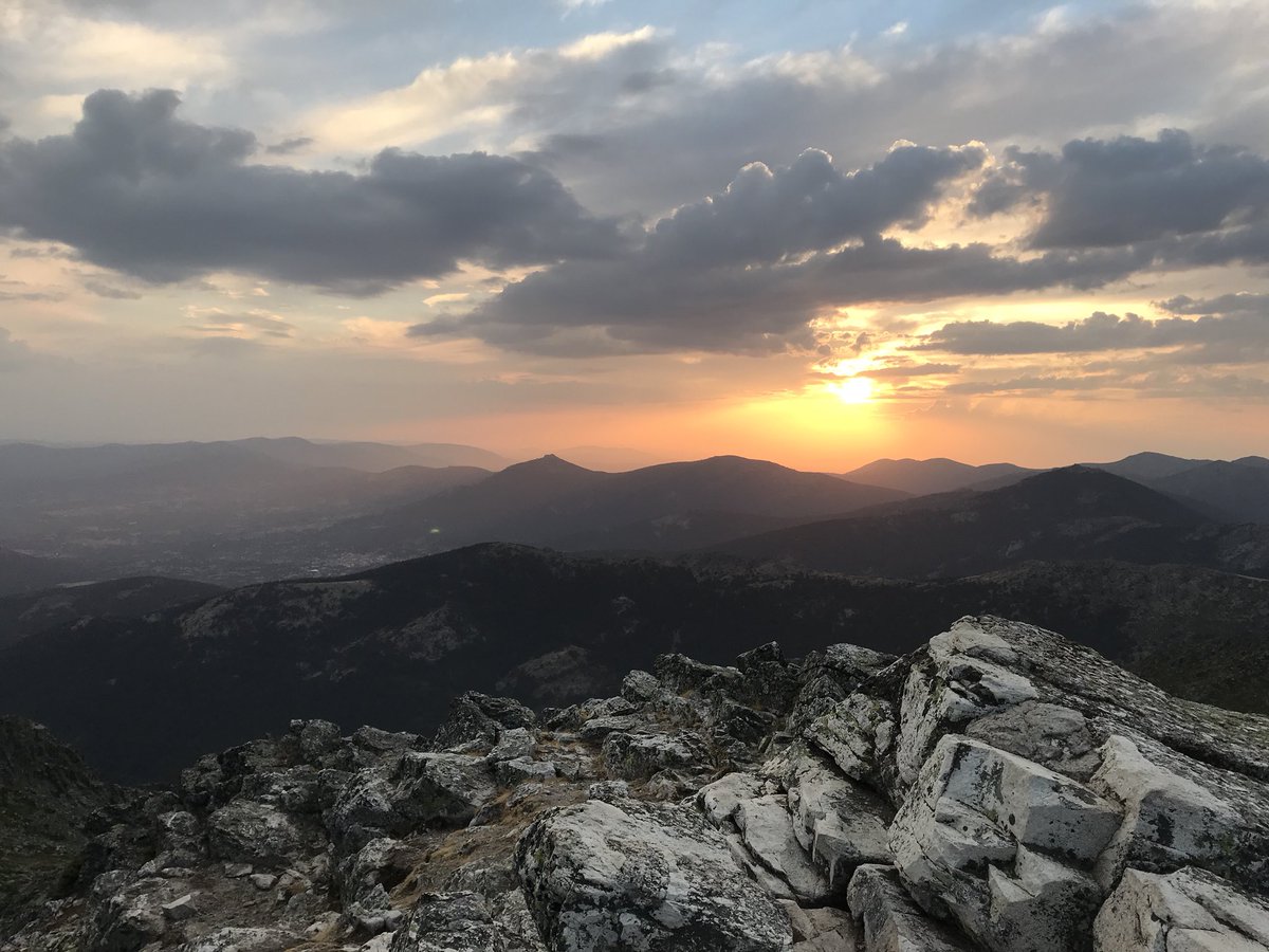 DiarioTES's tweet image. Plan de Viernes post-guardia: 

Ver atardecer en La Maliciosa.

¿Esto vale como #TESenFORMA? 😜
#TESVISIBLE