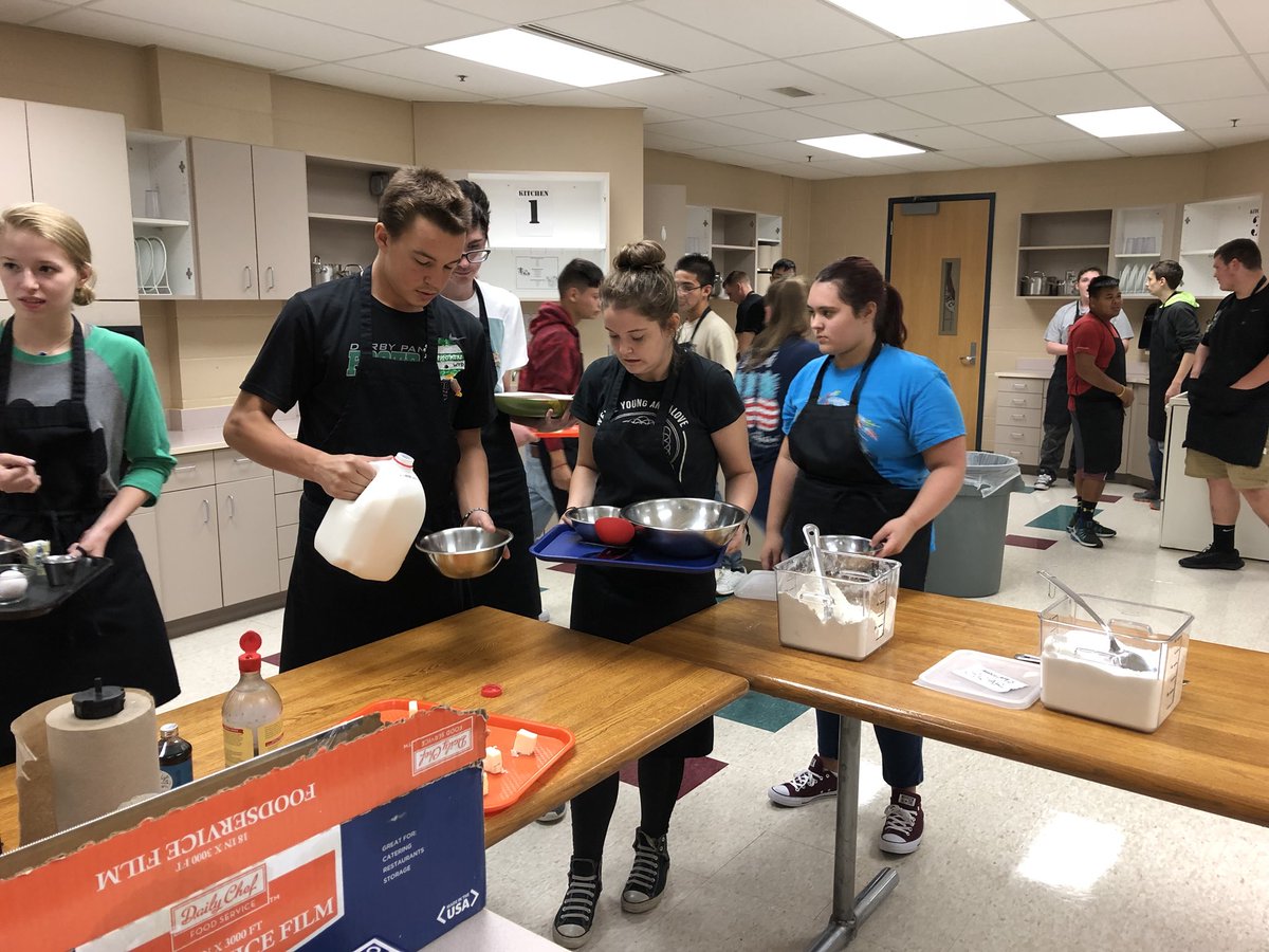 dhsculinaryarts's tweet image. Learning about the importance of accurate measuring with pancakes! #dhsculinaryarts @DerbyCTE