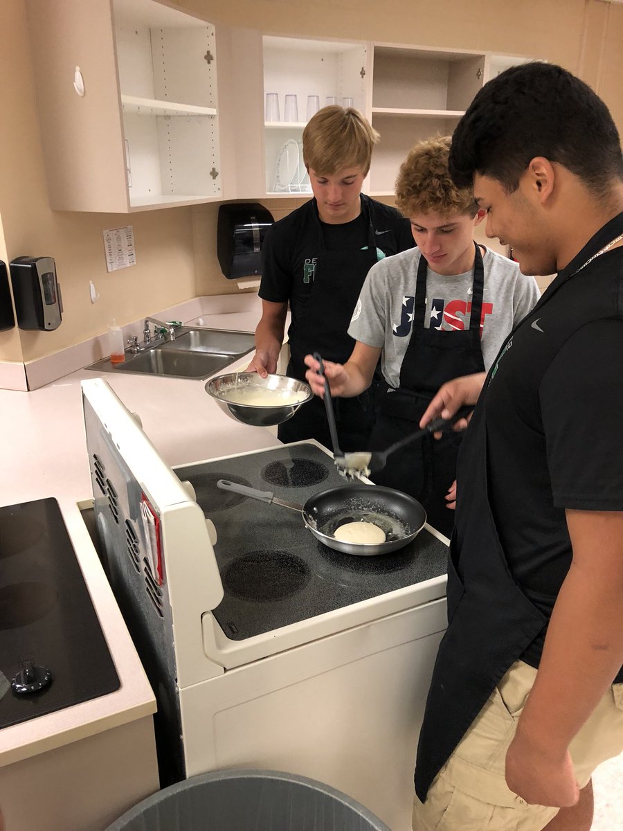 dhsculinaryarts's tweet image. Learning about the importance of accurate measuring with pancakes! #dhsculinaryarts @DerbyCTE