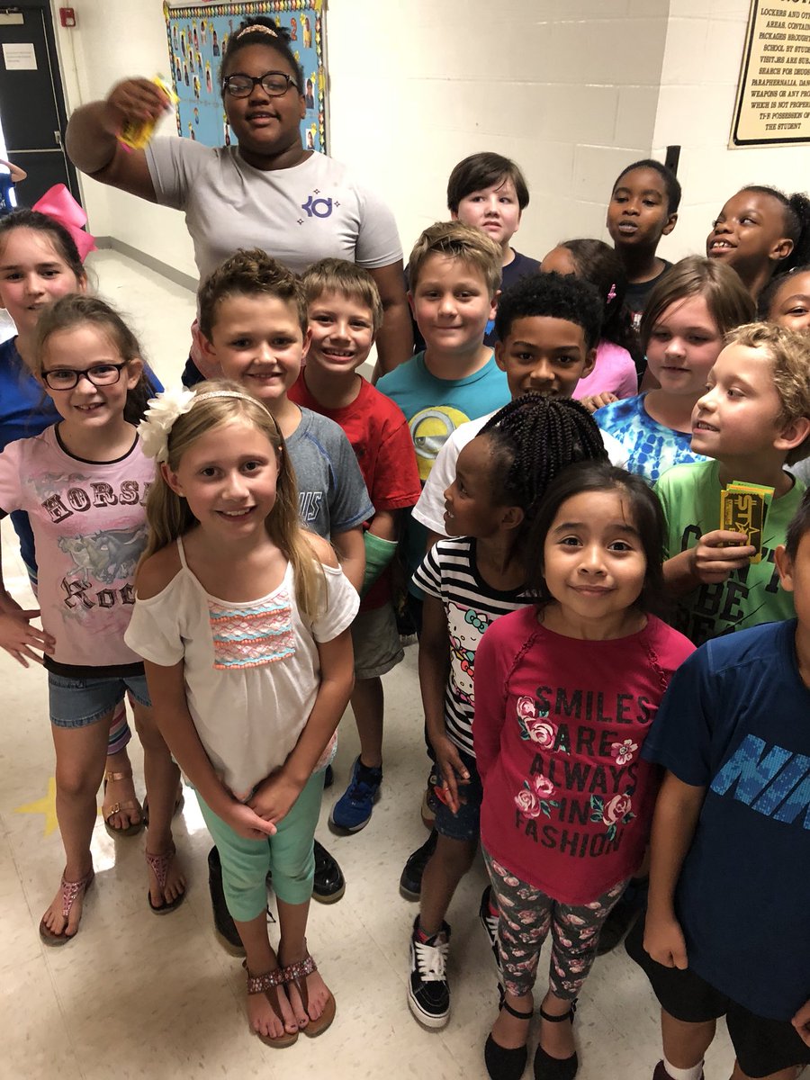 OESrockSTARS's tweet image. More Stars with 15 Starbux....PBIS Celebration #starbehavior #werekind @suptking