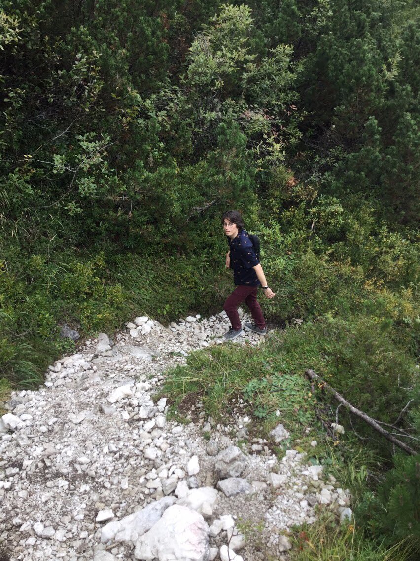 GiovanniGando's tweet photo. Les cuento que hace unos días me uní a un "mini-paseo por las montañas" que terminó siendo una escalada a la cima con adrenalina al 100%. Como pueden ver, yo no estaba preparado y me pude haber ahorrado bastante adrenalina innecesaria con un equipo apropiado :) #AnotherCloseCall https://t.co/YJeLzfKWTd
