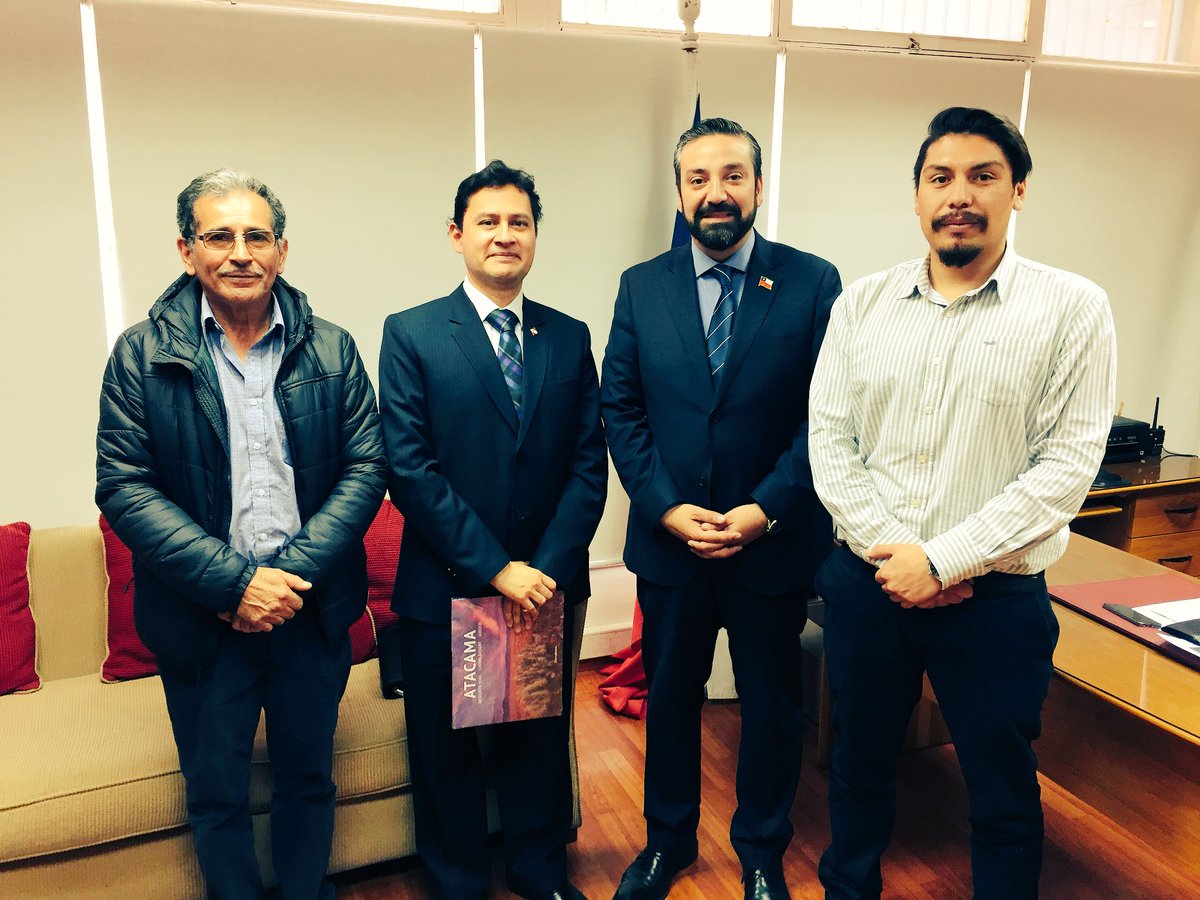Seba__alday's tweet photo. Hoy en la @Gob_Copiapo reunión con el Cónsul General de Perú en Chile, Mijail Quispe Sandoval !!  #ChileLoHacemostodos https://t.co/SllSp8NKaw