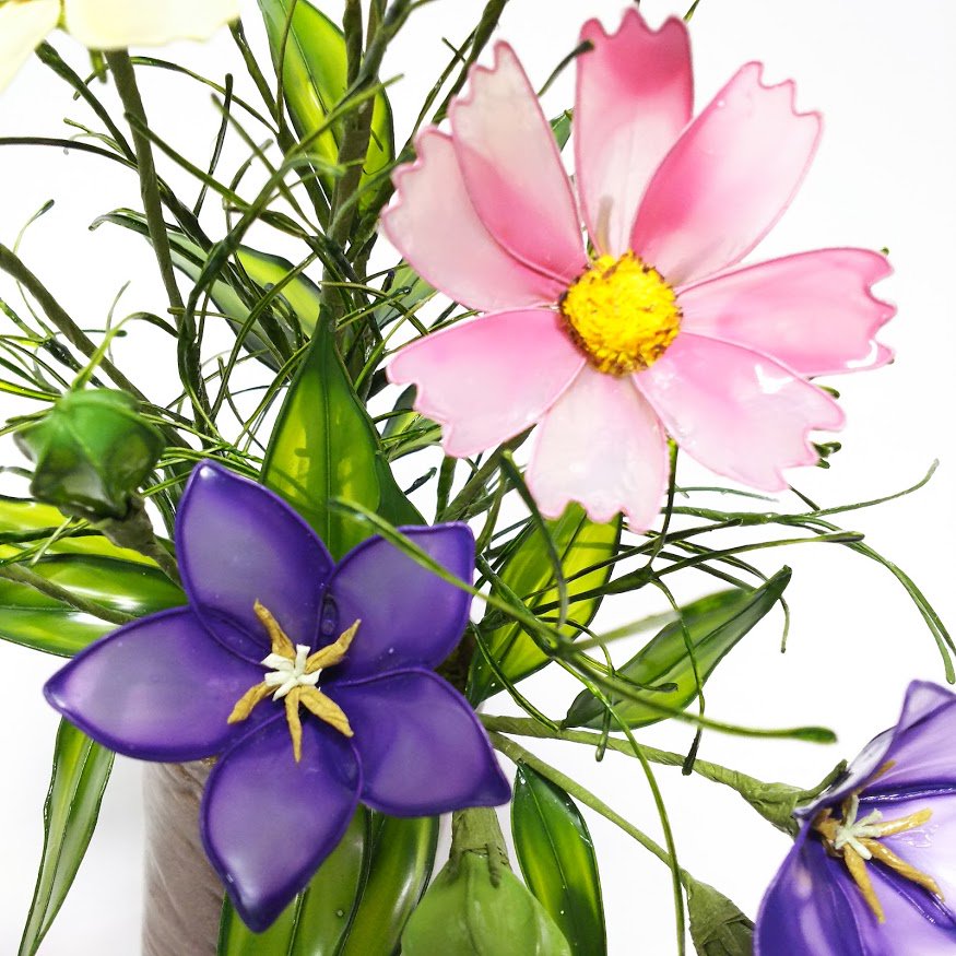sumire_dipart's tweet photo. いつもご覧いただき、ありがとうございます✨
秋の花と言えば、風に揺れるコスモスと優しそうなキキョウが大好きです🌸
９月になったので、さっそく作ってみました😆
もうすぐ秋🍁
https://t.co/e4Z3mrojd0
#ハンドメイド #アメリカンフラワー #ディップアート https://t.co/xgEoLElw7n