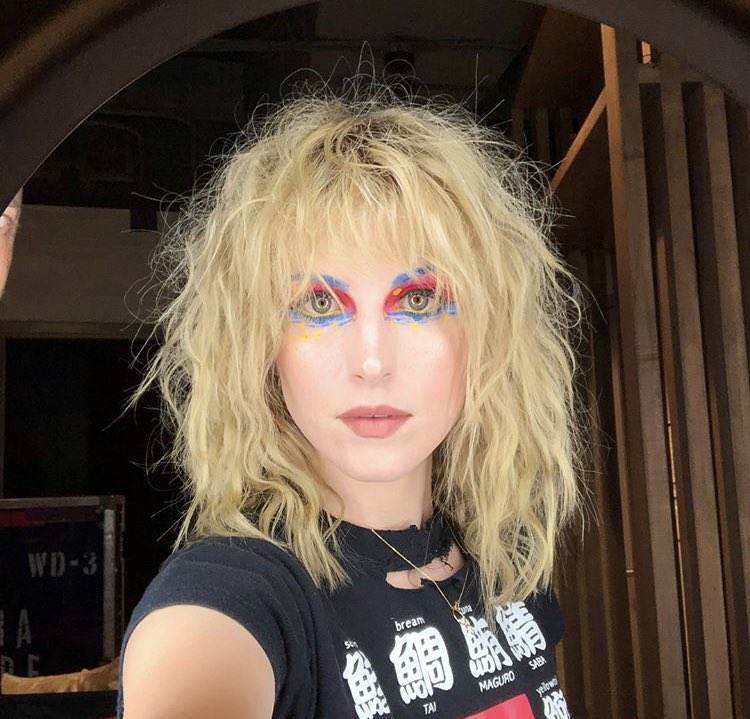 Nosso bebe, conhecido como Hayley Williams, mudou o cabelo para o fim do After Laughter 💇🏼‍♀️💇🏼‍♀️

A propria loira do tchan

Gostaram?