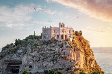egtgolftours's tweet photo. Take an #egtgolftour To #calabria #tropea #italy #italia #travel #travelgram #travelblogger #travelphotography #foodie #beach #FridayFeeIing #wine #bucketlist #italianfood #history #culture #bucketlist #wanderlust #golftrip #regioncalabria @Italia_USA_CAN https://t.co/0jCRTjWuRC