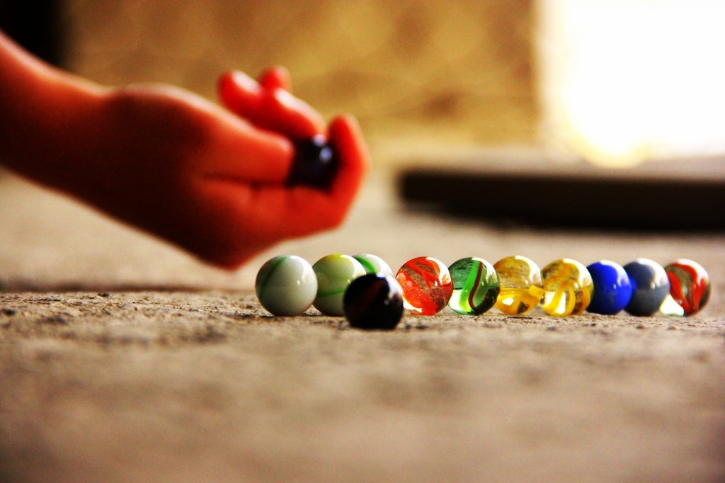 Marbles playing. Играть в марблс. Пятка. Misket. Марблс игра на улице.