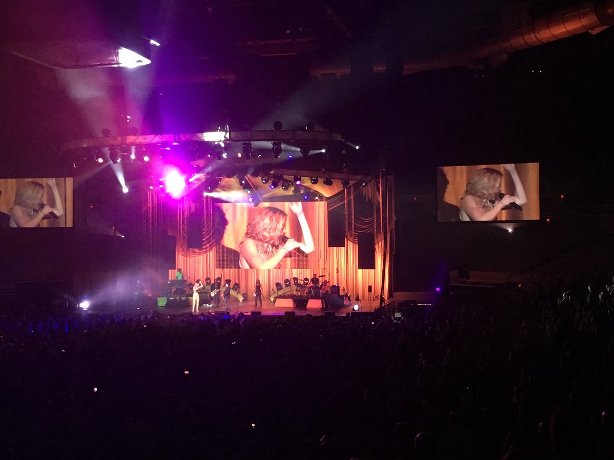 NMichelangel's tweet image. @Sugarlandmusic bringing even more energy than their #incrediblemachine tour 6 years ago