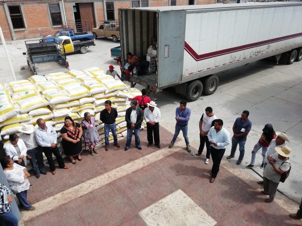 MaritzaMarinM's tweet photo. Con el respaldo @CNC_CEN que encabeza nuestro líder nacional Dip Fed @hernandezderas hicimos entrega #PIMAF a productores de los municipios #Tecamachalco y #Tochtepec junto a #JulioAguilar pte mpal electo. Agradezco al delegado @SagarpaPue #GermánBarnard su disposición y trabajo. https://t.co/U1ATDCeSIu